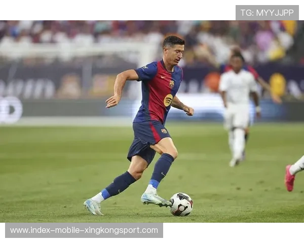 莱万屡次抢断反推,让拜仁进攻更具冲击性